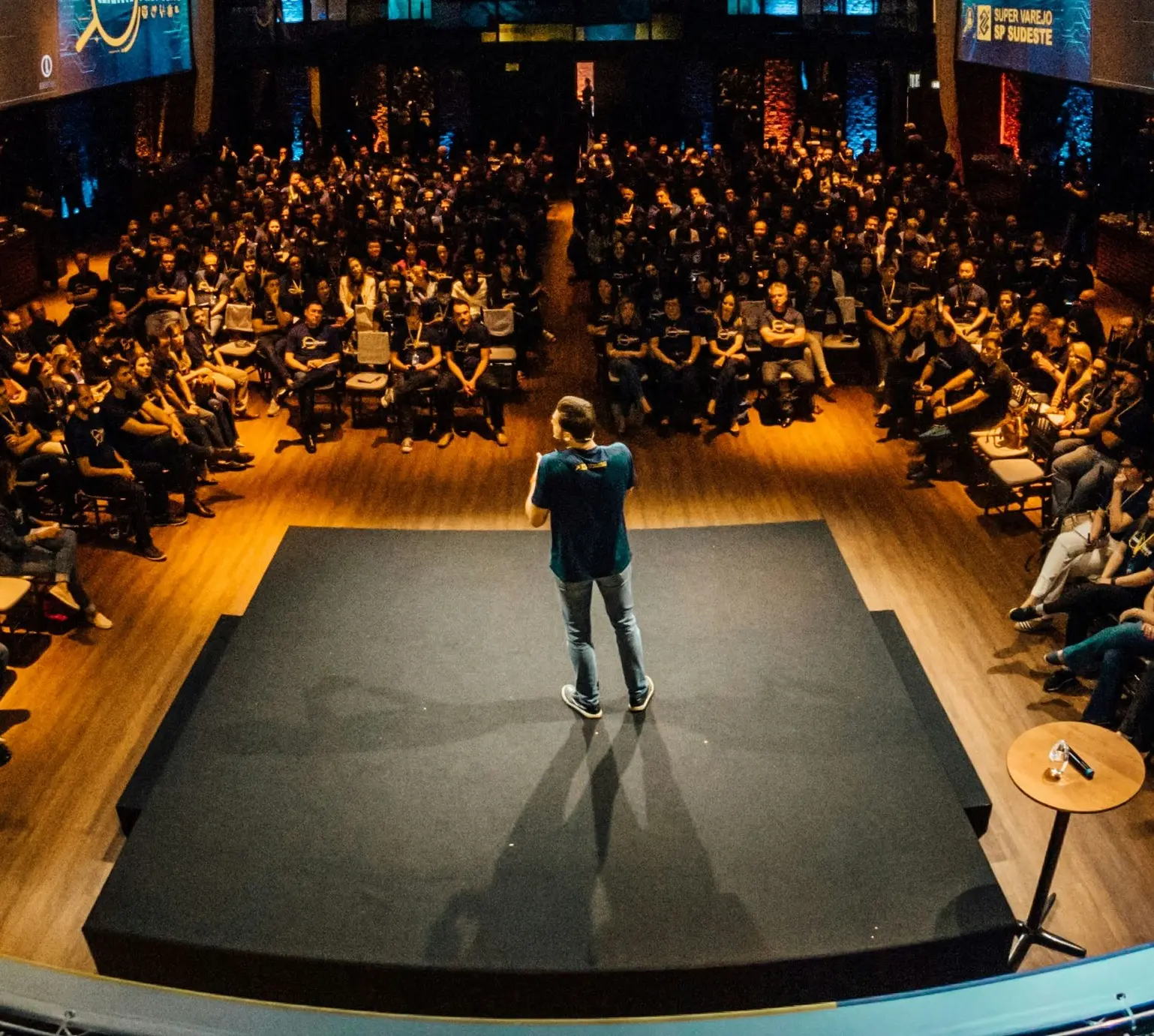 Round Tables. Divisive Topics