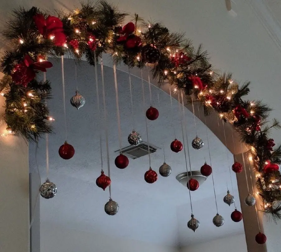 Holiday Findz. Ornament Glow