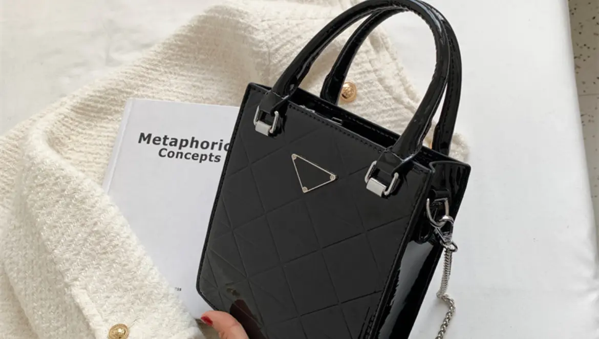 Bag. P*r*a*d*a